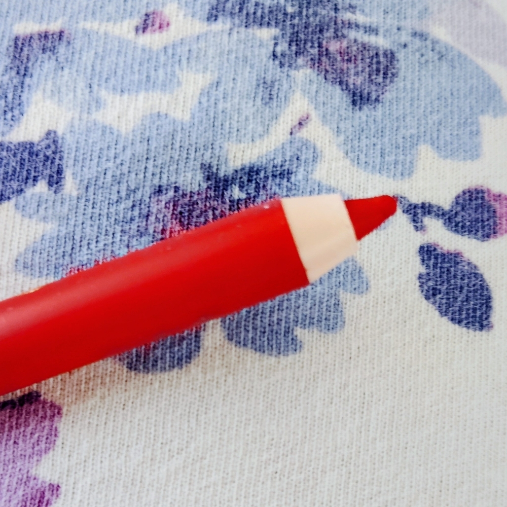 New Estée Lauder Lipstick and Lip Liner - Picture 4 of 6